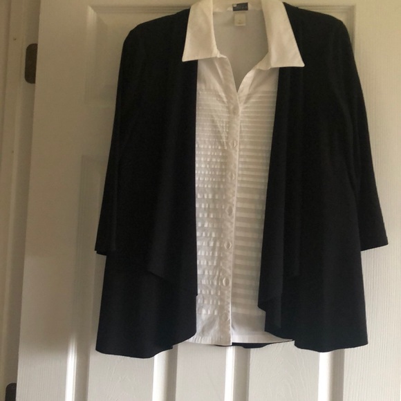 🌷SOLD🌷White button down blouse/shirt. - Picture 2 of 6